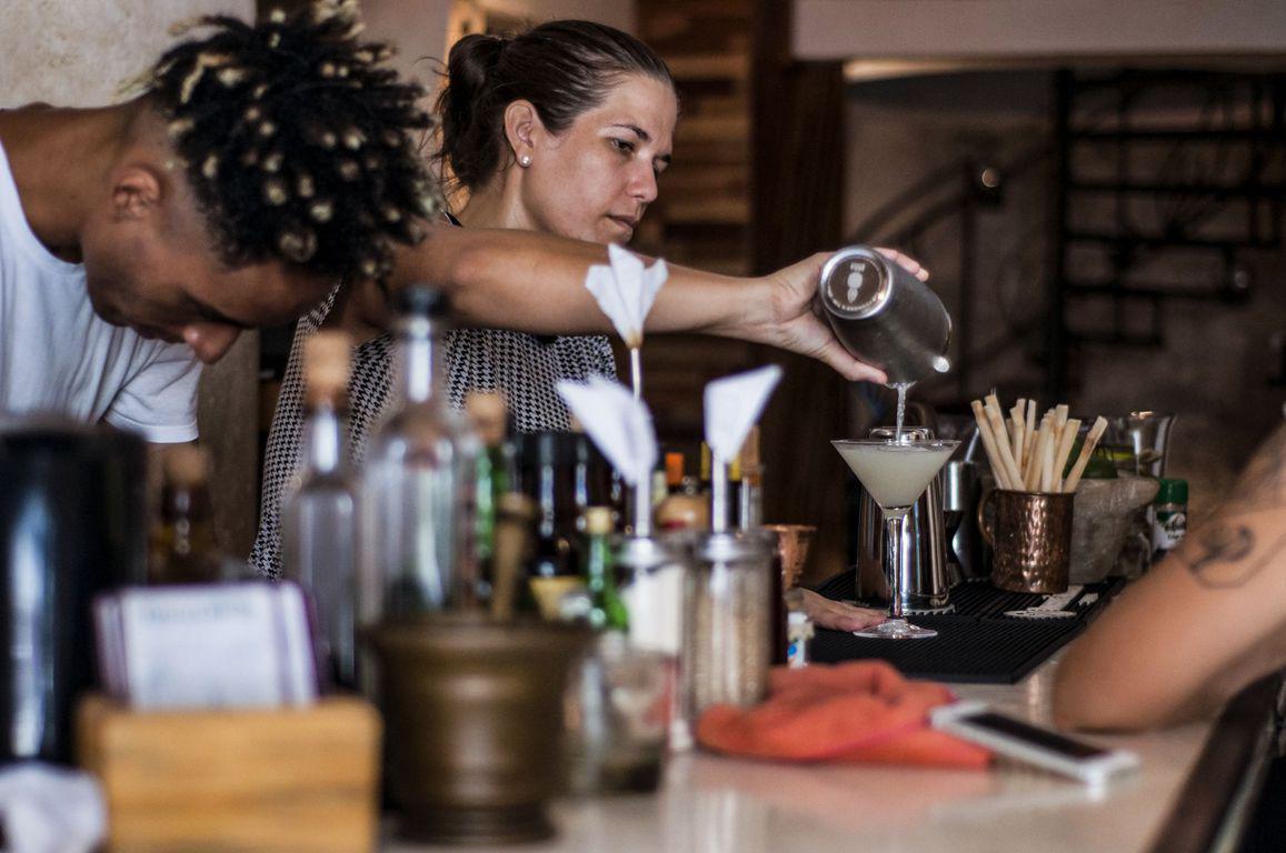 Diana et un barman en train de servir des cocktails dans son restaurant Jibaro's dans la Vieille Havane