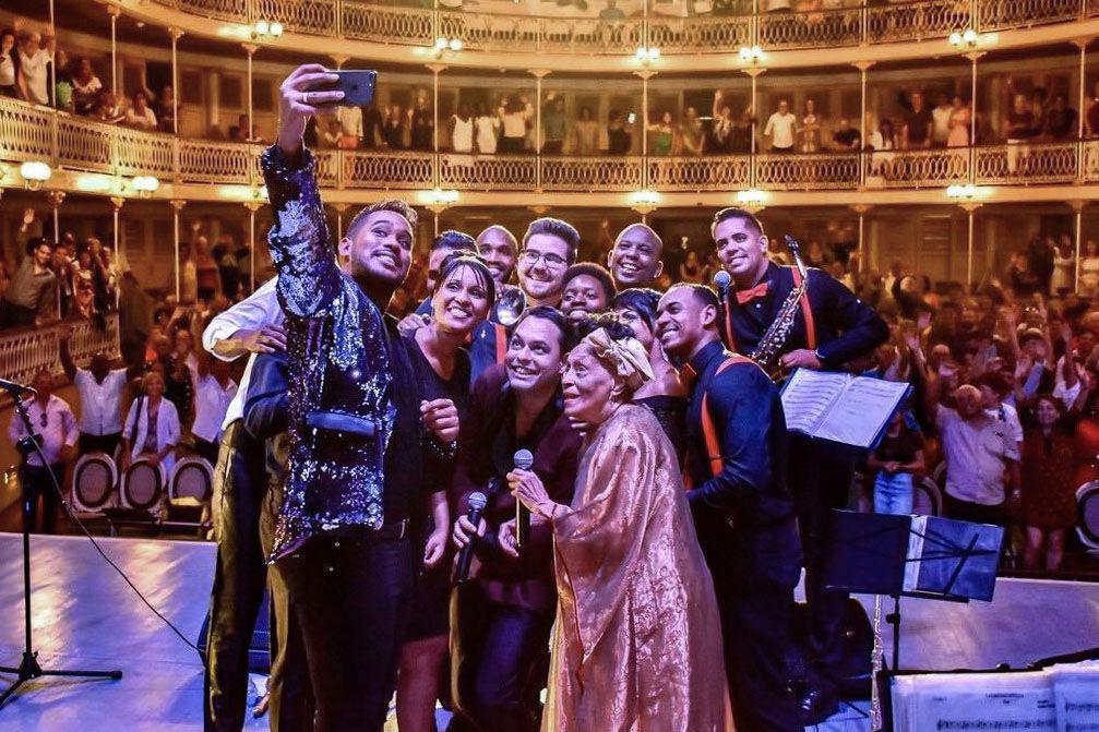 L'orchestre Faílde et Omara Portuondo sur scène au théâtre Sauto à Matanzas