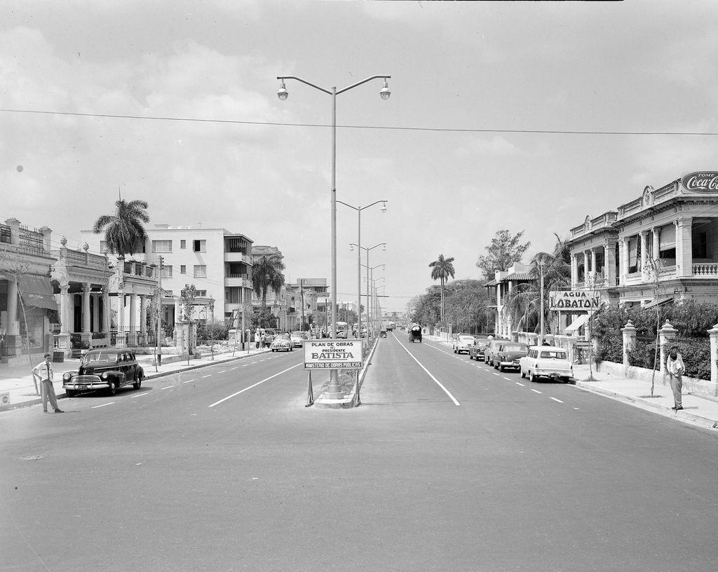 La rue Línea dans les années 1950 Dans les années 30 Línea est refaite pour devenir une voie rapide et accueillir les voitures américaines