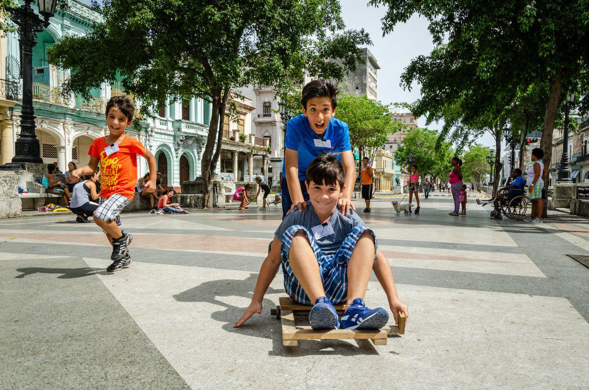 Enfants sur un jeu cubain fait-maison, des espèces de charrettes dites chivichanas, sur la rue Prado dans la Vieille Havane