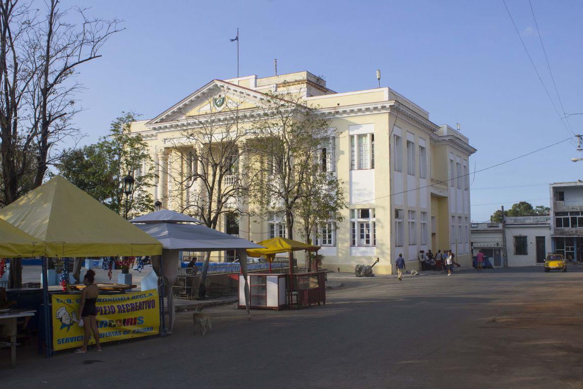 Le parc Guaïcanamar, avec le siège du gouvernement local en fond