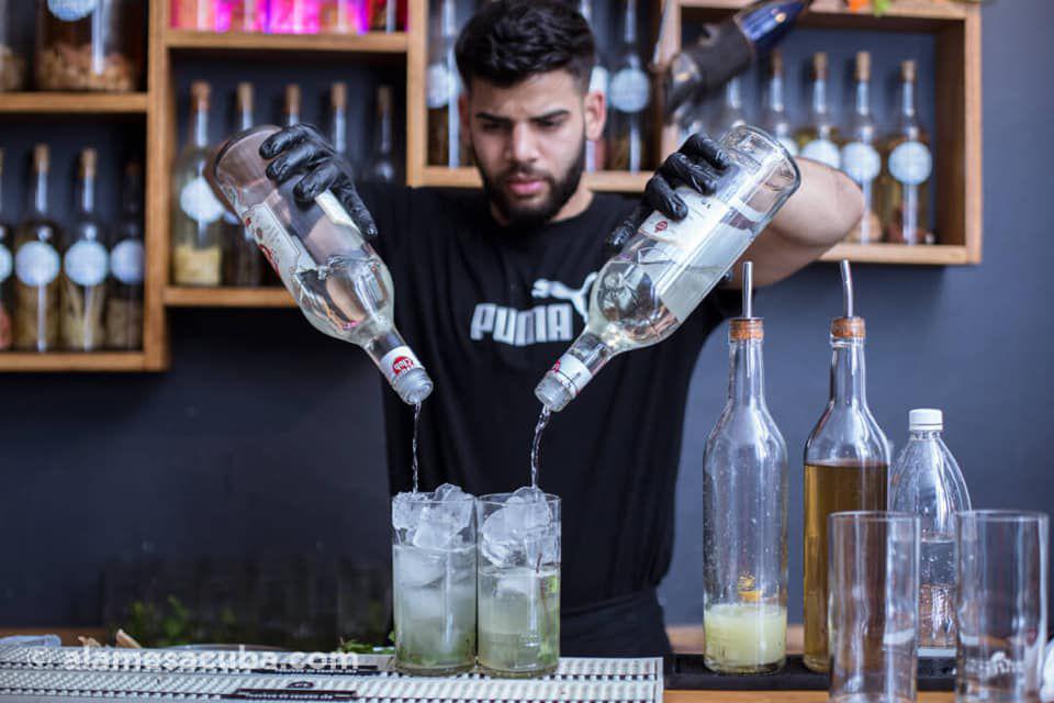 Barman de PaZillo dans le Vedado